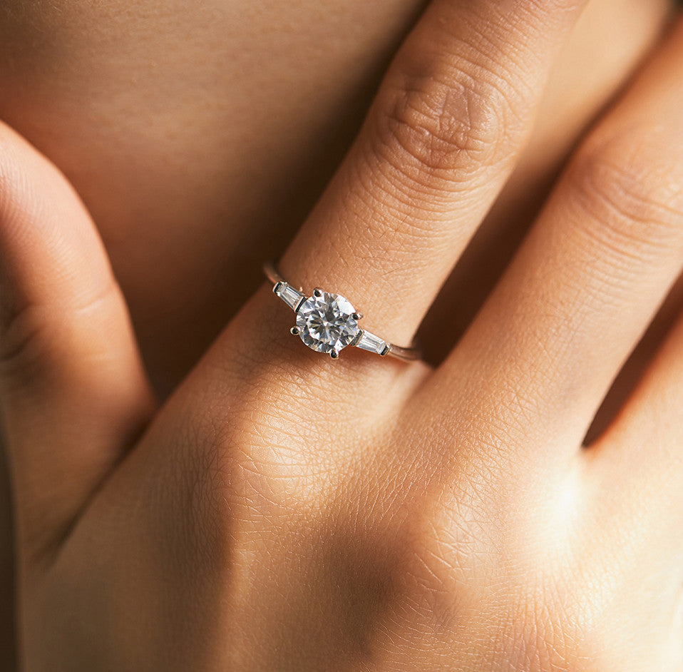Women's Sparkling Elegant Moissanite-set Ring