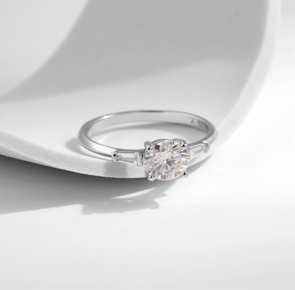 Women's Sparkling Elegant Moissanite-set Ring