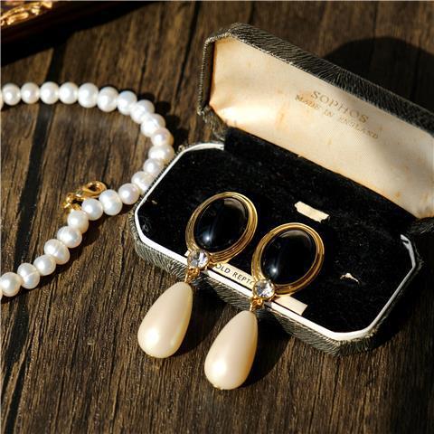 Vintage Elegant Black and White Pearl Drop Earring