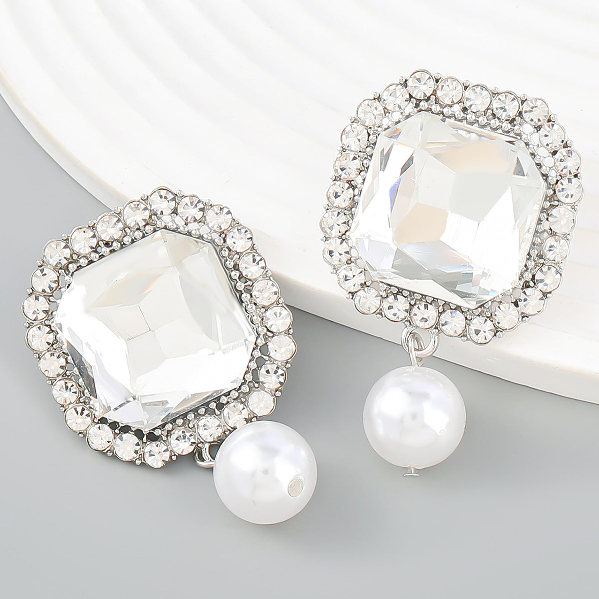 Chic Pearl and Rhinestone Geometric Stud Earring